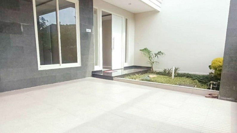 Dijual Rumah Baru Babatan Pratama Wiyung Surabaya NEW 4+1 K.Tidur + PRIVATE Balkony LUAS - Carport 2 Mobil