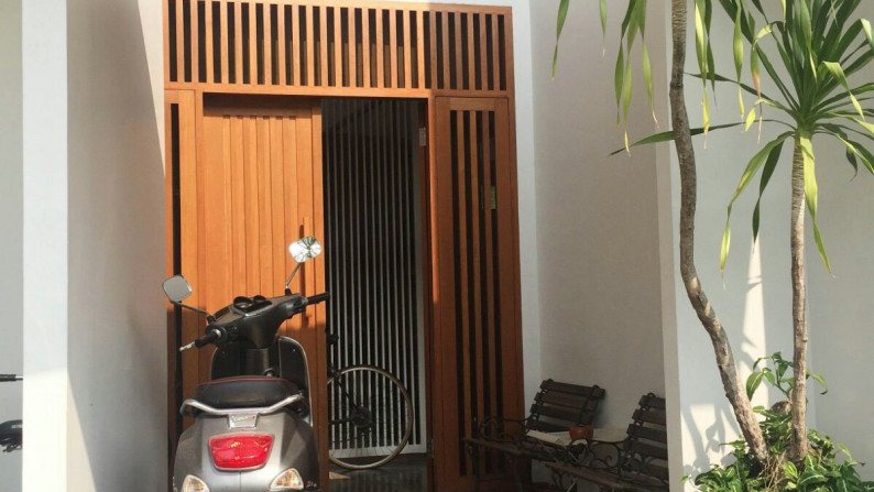 Rumah cantik, Minimalis , Siap huni di Sektor 9