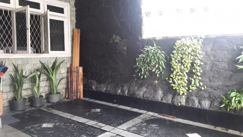 Rumah Bagus Pinggir Jalan Raya Strategis di Bintaro Jaya