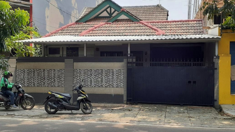 Rumah Pinggir Jalan Harga  Bagus di BSD