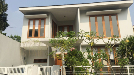 Rumah cantik, Minimalis , Siap huni di Sektor 9