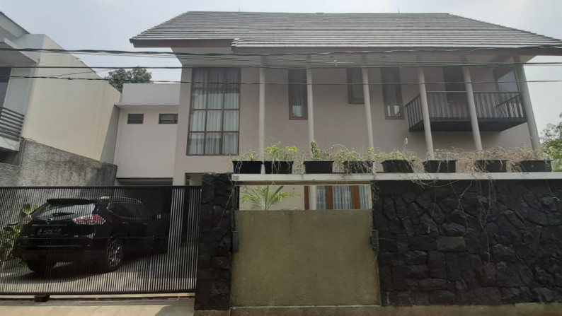 Rumah Cantik minimalis, asri dan siap huni , swiming pool,  di Veteran Jakarta Selatan