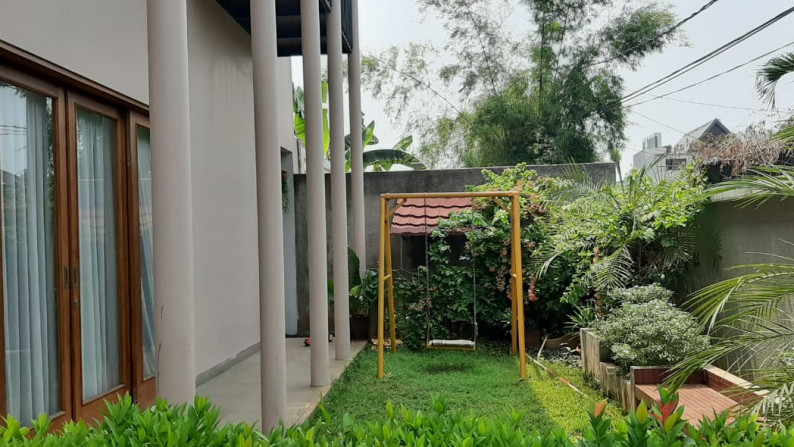 Rumah Cantik minimalis, asri dan siap huni , swiming pool,  di Veteran Jakarta Selatan