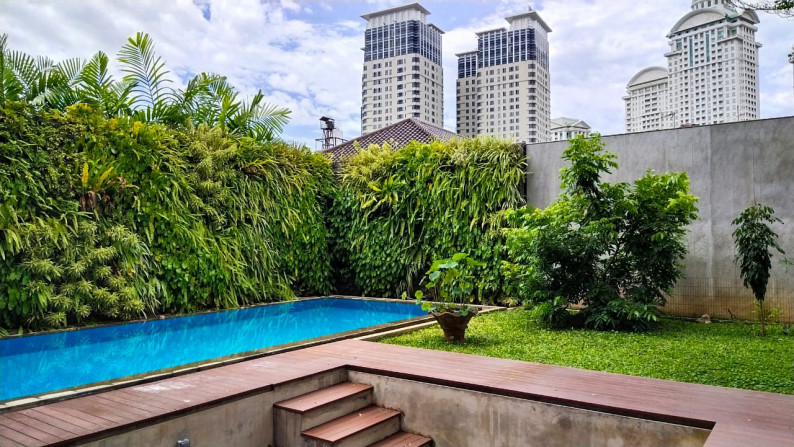 DIJUAL rumah 3 lantai di Jl. Limo - Kebayoran Lama - Jakarta Selatan