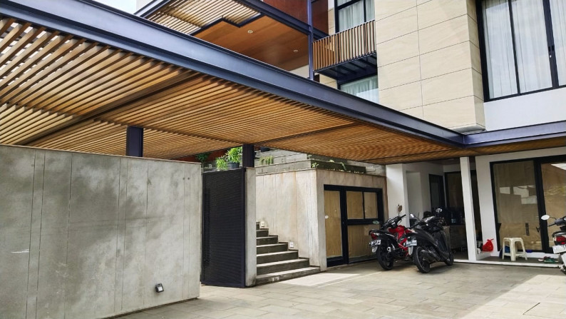 DIJUAL rumah 3 lantai di Jl. Limo - Kebayoran Lama - Jakarta Selatan