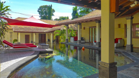 Need to be sold fast !!!! 4 Bedrooms Modern Villa For Sale !! Only 300 meters from Mertasari Beach, Sanur!!