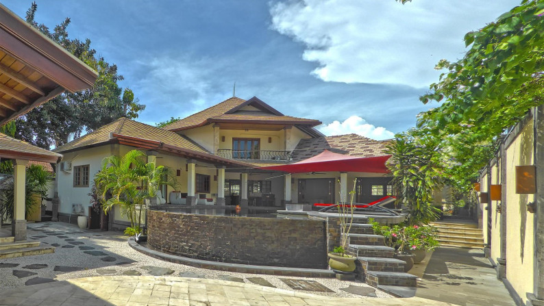 Need to be sold fast !!!! 4 Bedrooms Modern Villa For Sale !! Only 300 meters from Mertasari Beach, Sanur!!