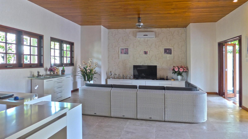 Need to be sold fast !!!! 4 Bedrooms Modern Villa For Sale !! Only 300 meters from Mertasari Beach, Sanur!!