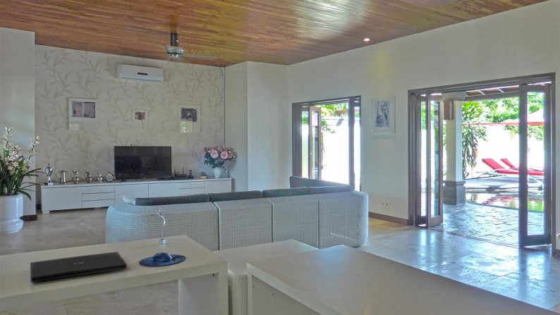 Need to be sold fast !!!! 4 Bedrooms Modern Villa For Sale !! Only 300 meters from Mertasari Beach, Sanur!!