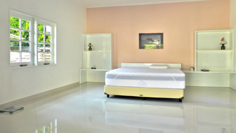 Need to be sold fast !!!! 4 Bedrooms Modern Villa For Sale !! Only 300 meters from Mertasari Beach, Sanur!!