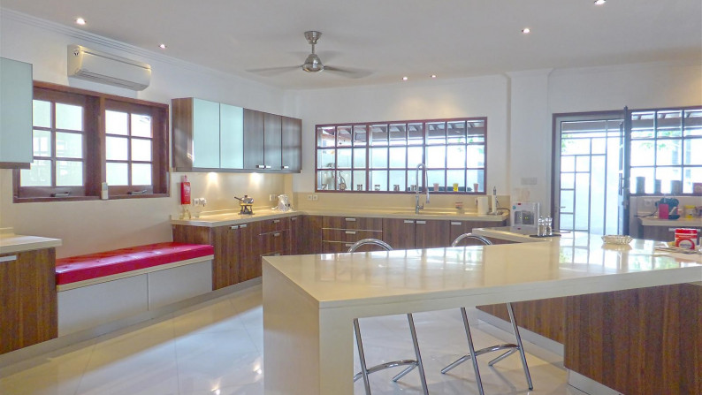 Need to be sold fast !!!! 4 Bedrooms Modern Villa For Sale !! Only 300 meters from Mertasari Beach, Sanur!!