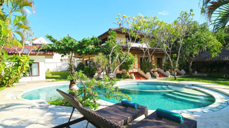 Balinese Traditional Villa In Central Legian Wallking Distance To The Beach