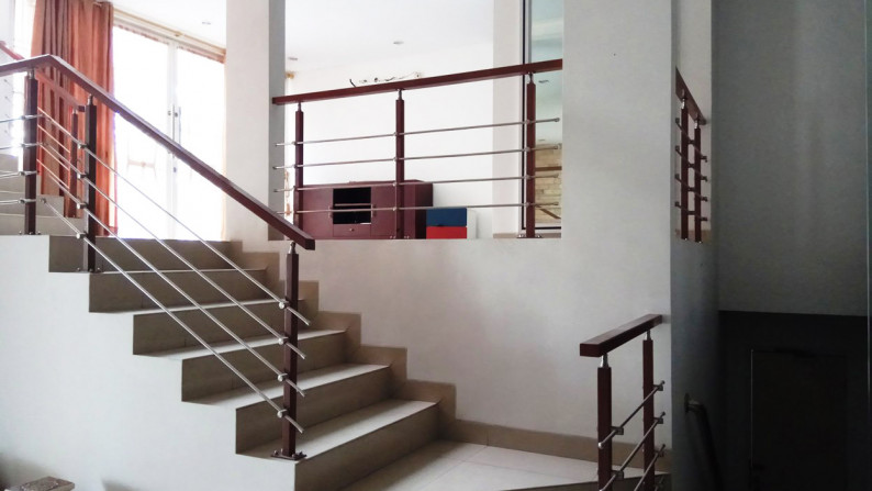 Dijual Rumah Mewah Split Level di East Esplanade, Grand Wisata, Bekasi