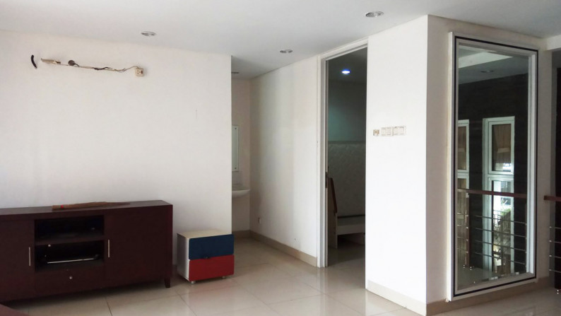 Dijual Rumah Mewah Split Level di East Esplanade, Grand Wisata, Bekasi