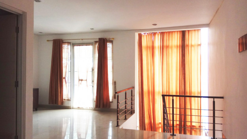 Dijual Rumah Mewah Split Level di East Esplanade, Grand Wisata, Bekasi