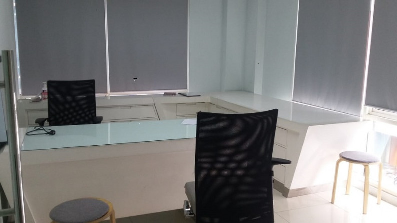 Ruko dan Isinya di Kirana Boutique Office Park Ex Klinik Siap pakai 2 Unit di Kelapa Gading