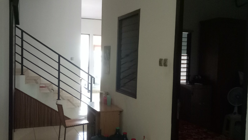 Dijual Cepat Rumah 3 lantai di Taman Ratu