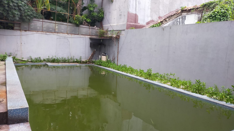 Rumah dengan halaman luas lokasi strategis di Pondok Ranji.