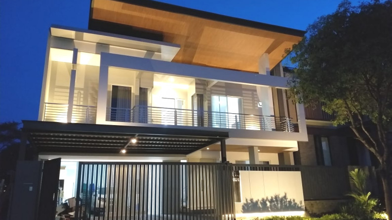 Dijual Rumah Eksklusif di Selat Golf Citraland Surabaya Bagus dan Strategis