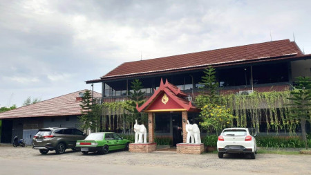 Gedung siap pakai di daerah komersial