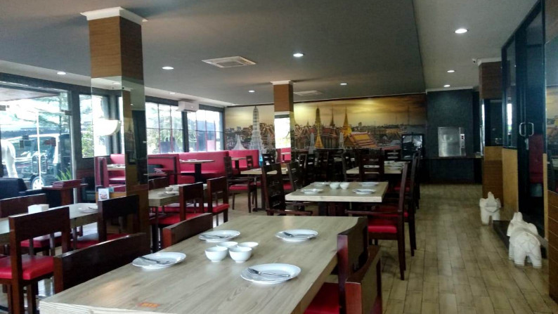 Gedung siap pakai di daerah komersial