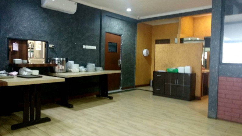 Gedung siap pakai di daerah komersial