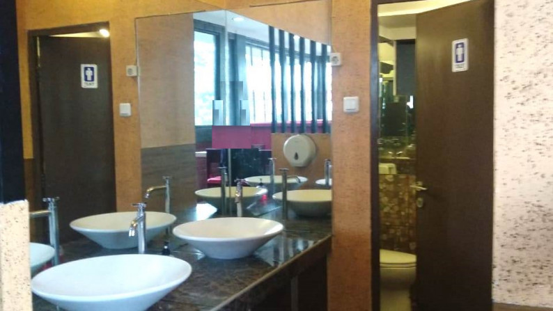 Gedung siap pakai di daerah komersial