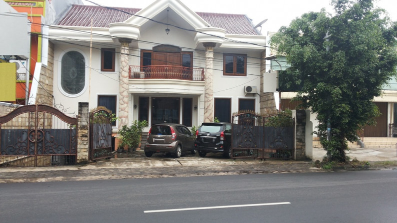 Rumah disewakan Kebayoran Baru Jakarta Selatan