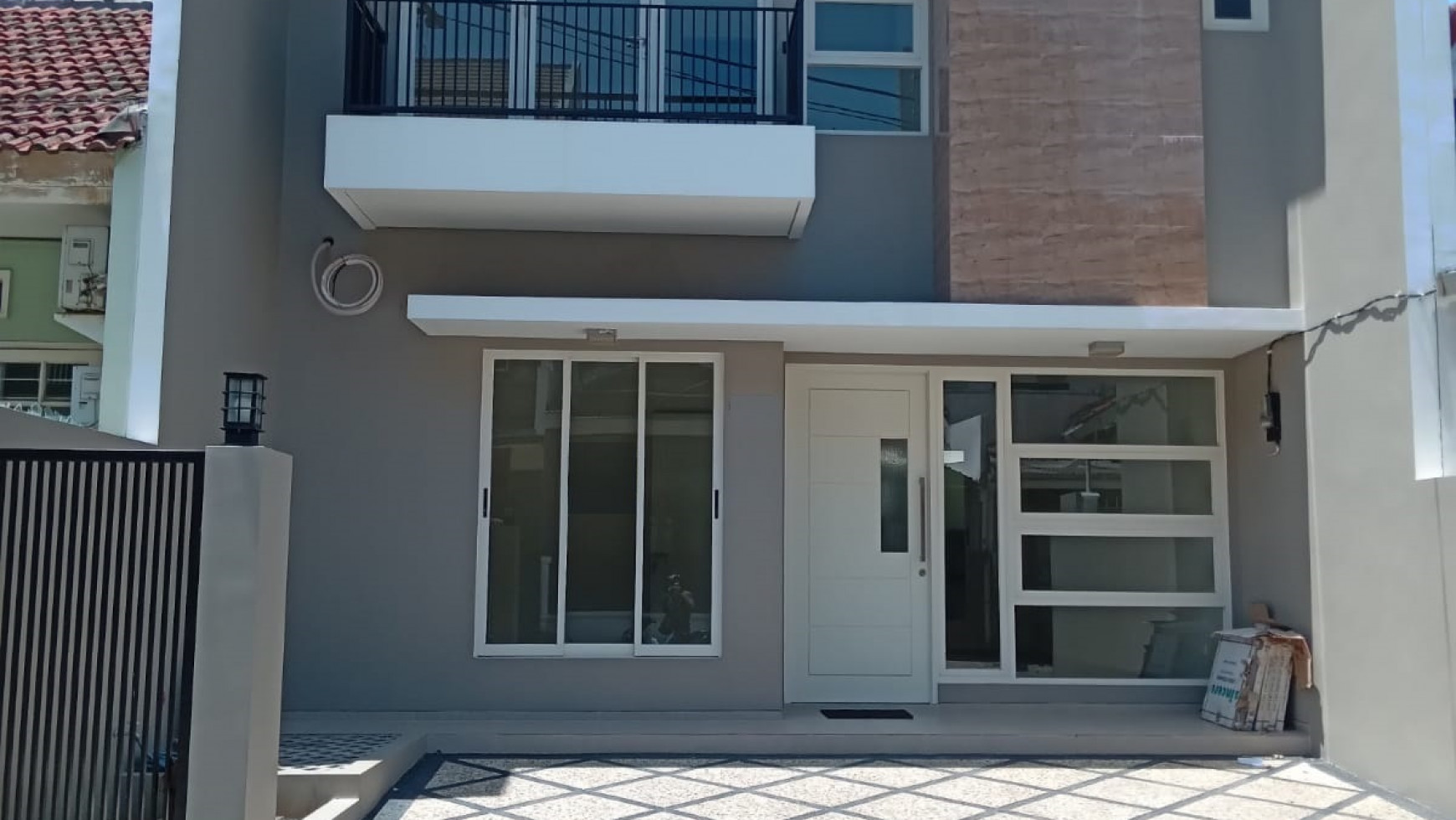Rumah 2 lantai di Griya Asri Pakuwon City, Surabaya