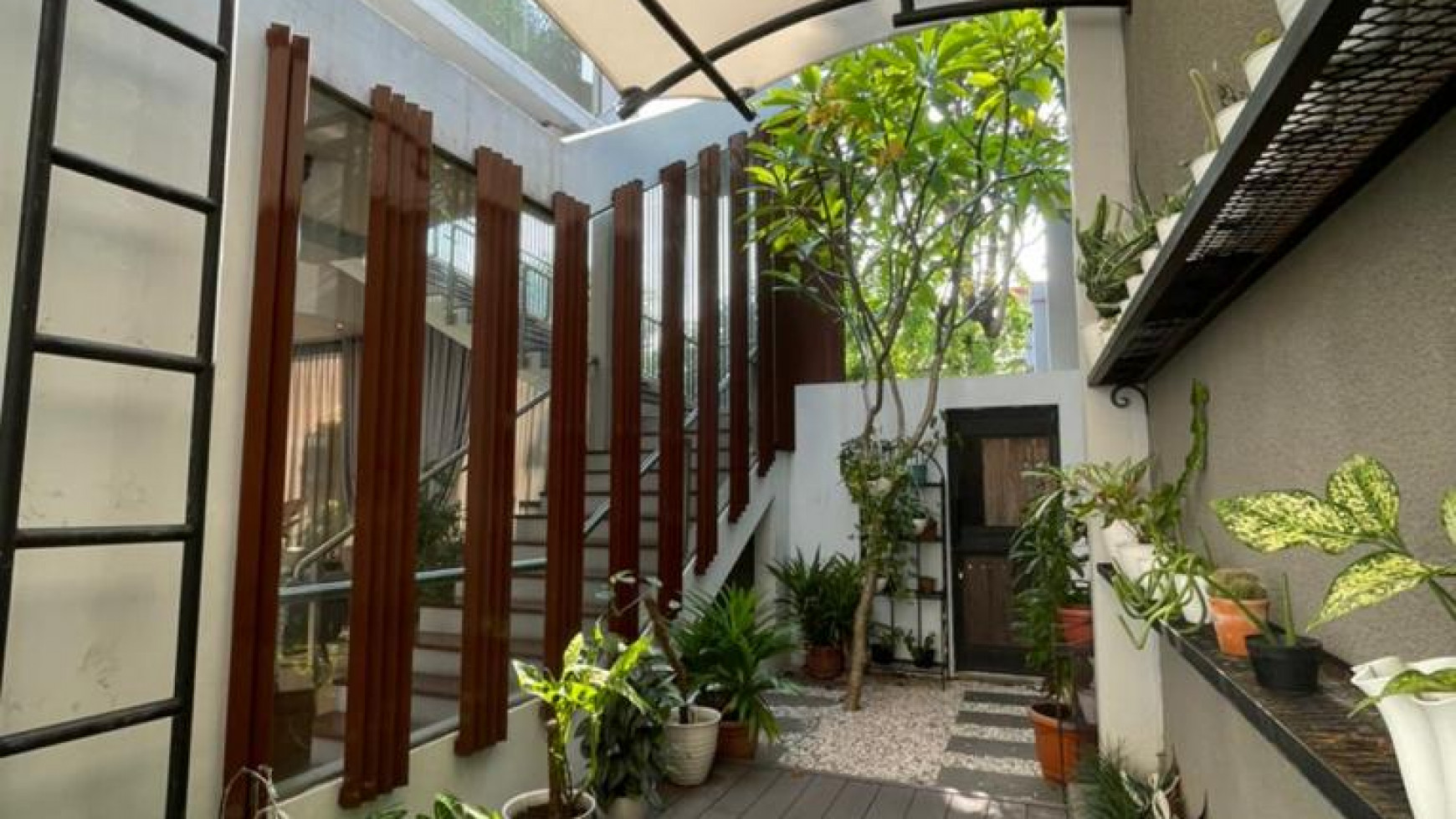 RUMAH CANTIK DAN MODERN AREA TEBET BARAT ADA POOL