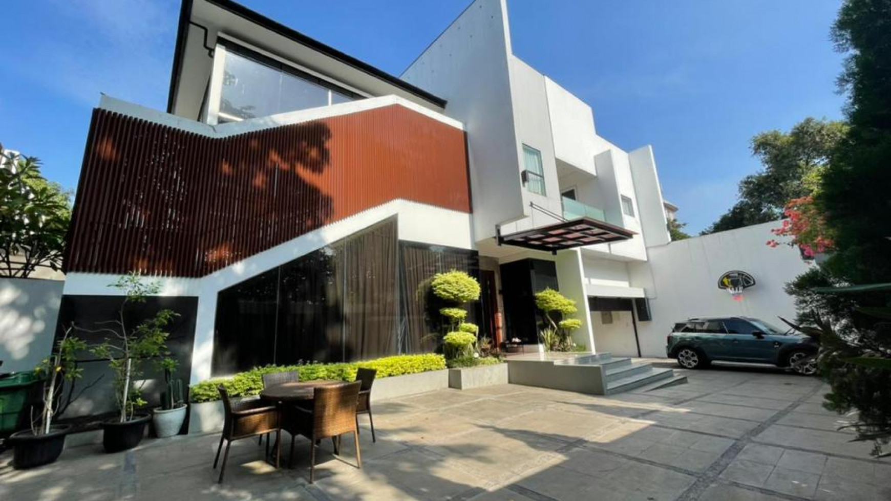 RUMAH CANTIK DAN MODERN AREA TEBET BARAT ADA POOL