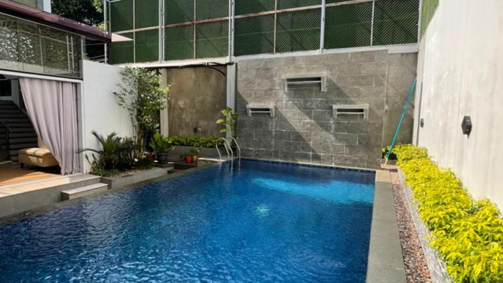 RUMAH CANTIK DAN MODERN AREA TEBET BARAT ADA POOL