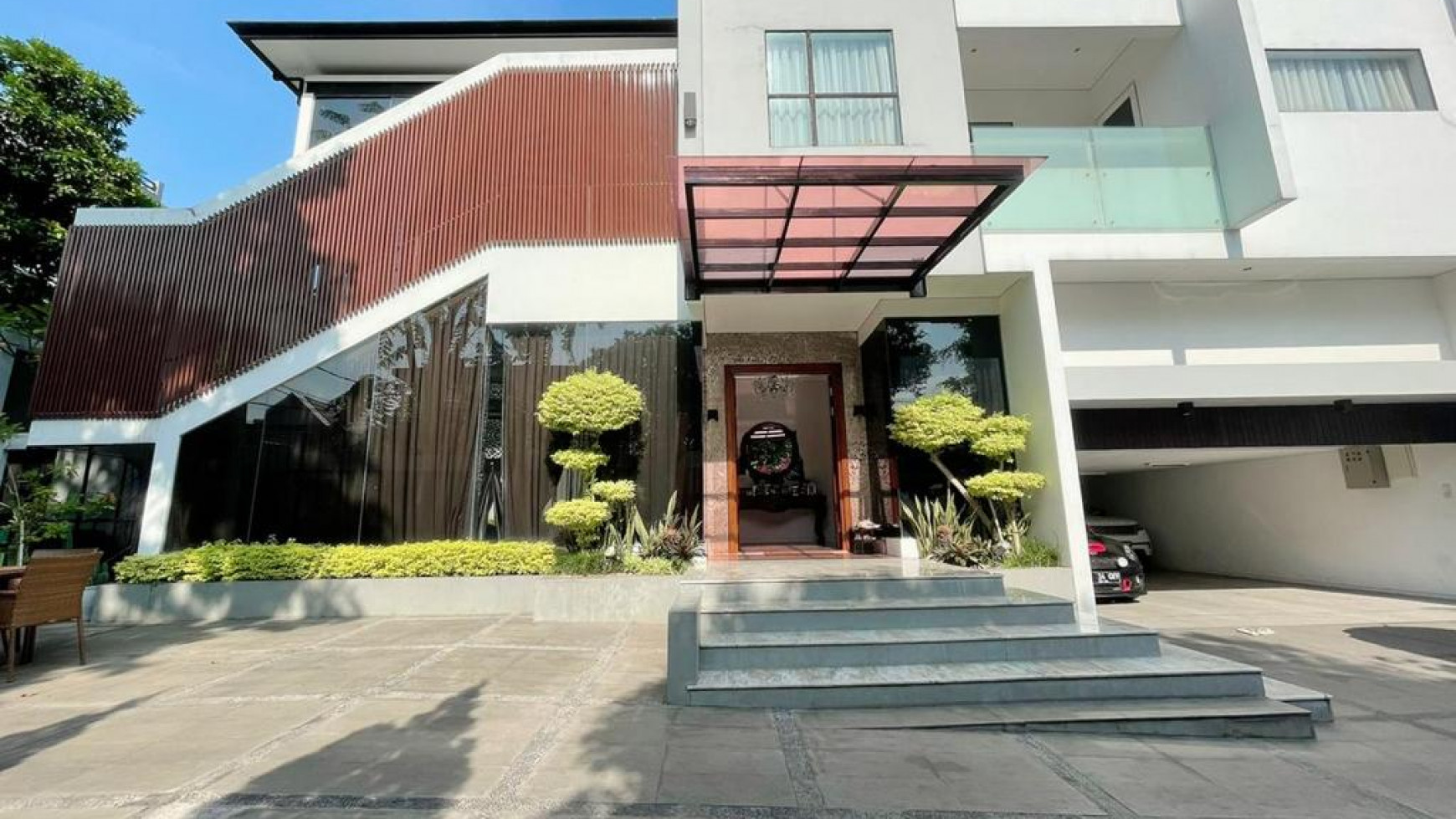 RUMAH CANTIK DAN MODERN AREA TEBET BARAT ADA POOL