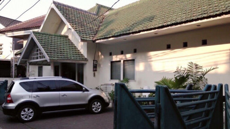 Rumah 1 Lantai ex Kantor yang Asri dan tenang ,Harga Nego di Menteng Jakarta Pusat