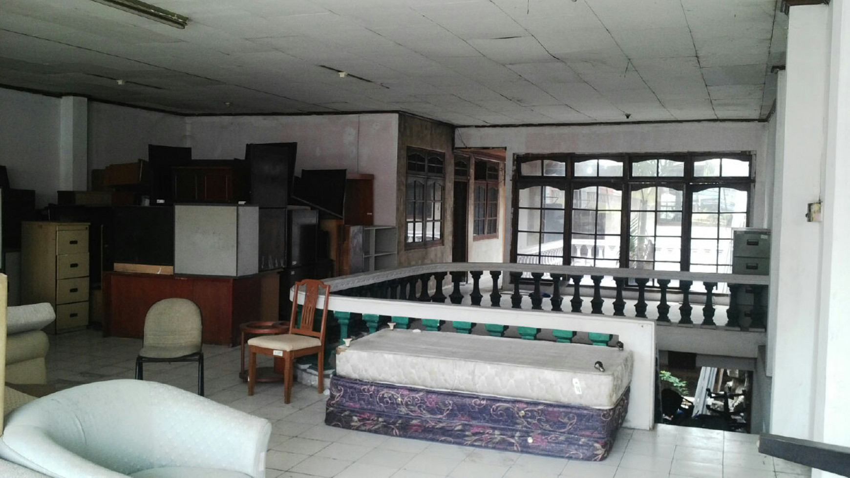 RUMAH DIPINGGIR JLN,COCOK U/ USAHA DI CIPUTAT