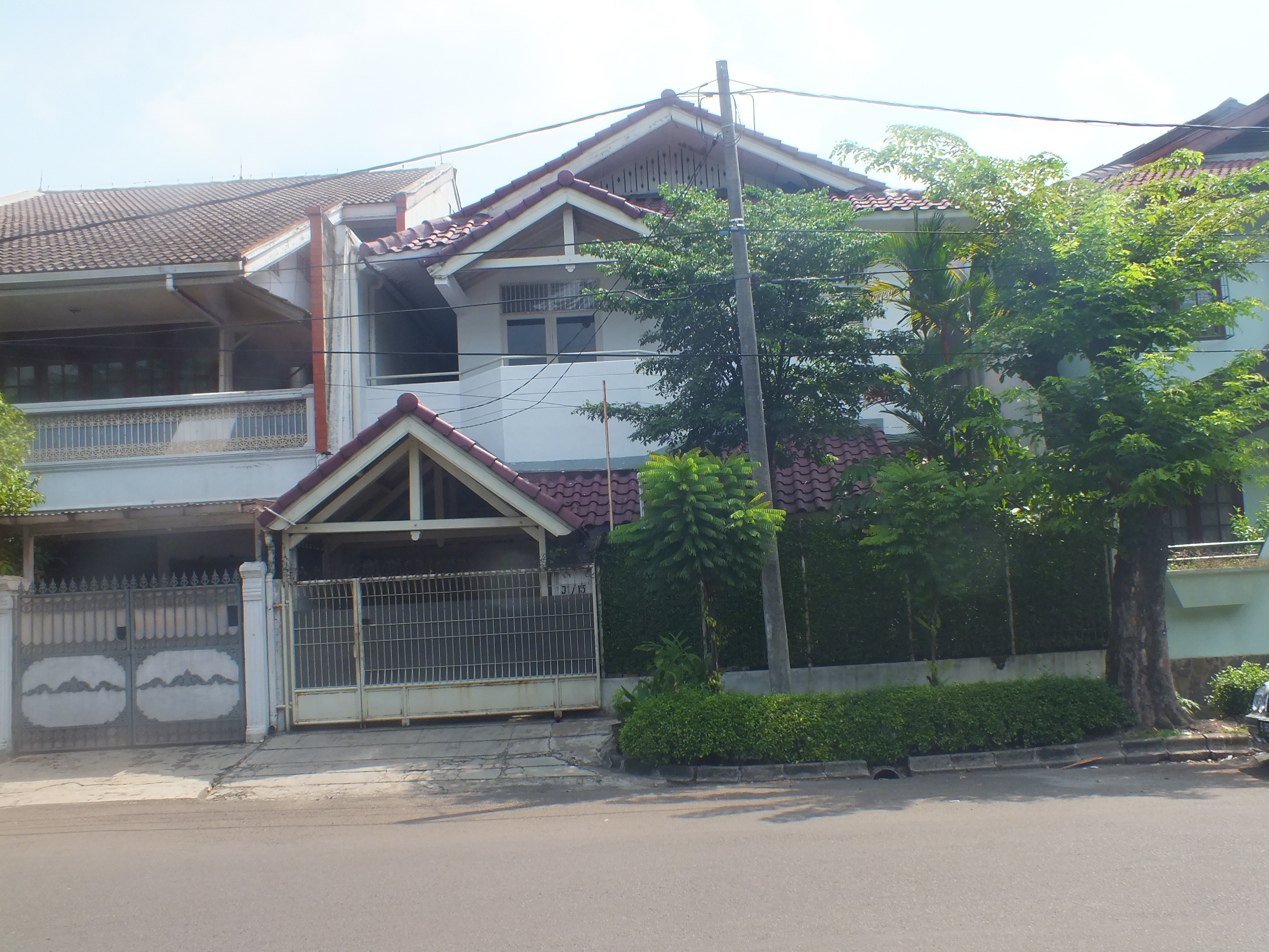 Rumah utk usaha, pinggir jalan di Sektor 1 Bintaro Jaya,.