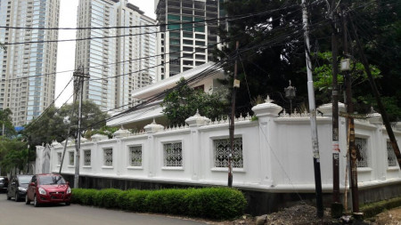 Rumah Asri ,Besar di Kebayoran Lama