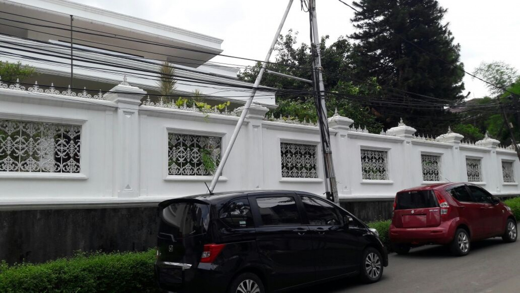 Rumah Asri ,Besar di Kebayoran Lama