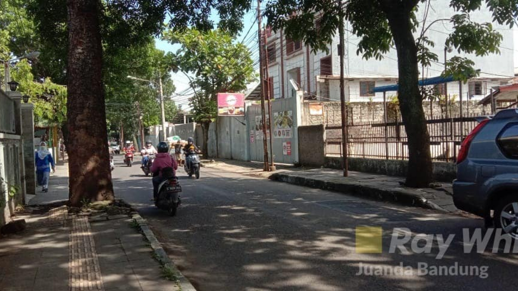 Langka Rumah tua di Cibaduyut lama Mainroad cocok buat usaha strategis tengah kota.