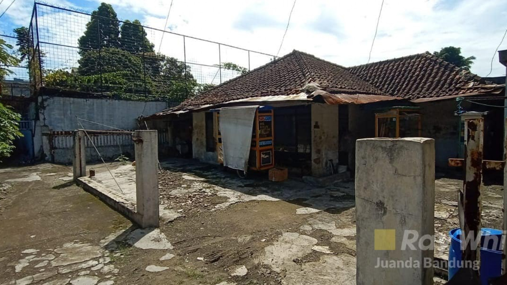 Langka Rumah tua di Cibaduyut lama Mainroad cocok buat usaha strategis tengah kota.