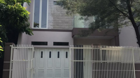 Rumah 2 lantai di Jalan Gayungsari Barat, Surabaya