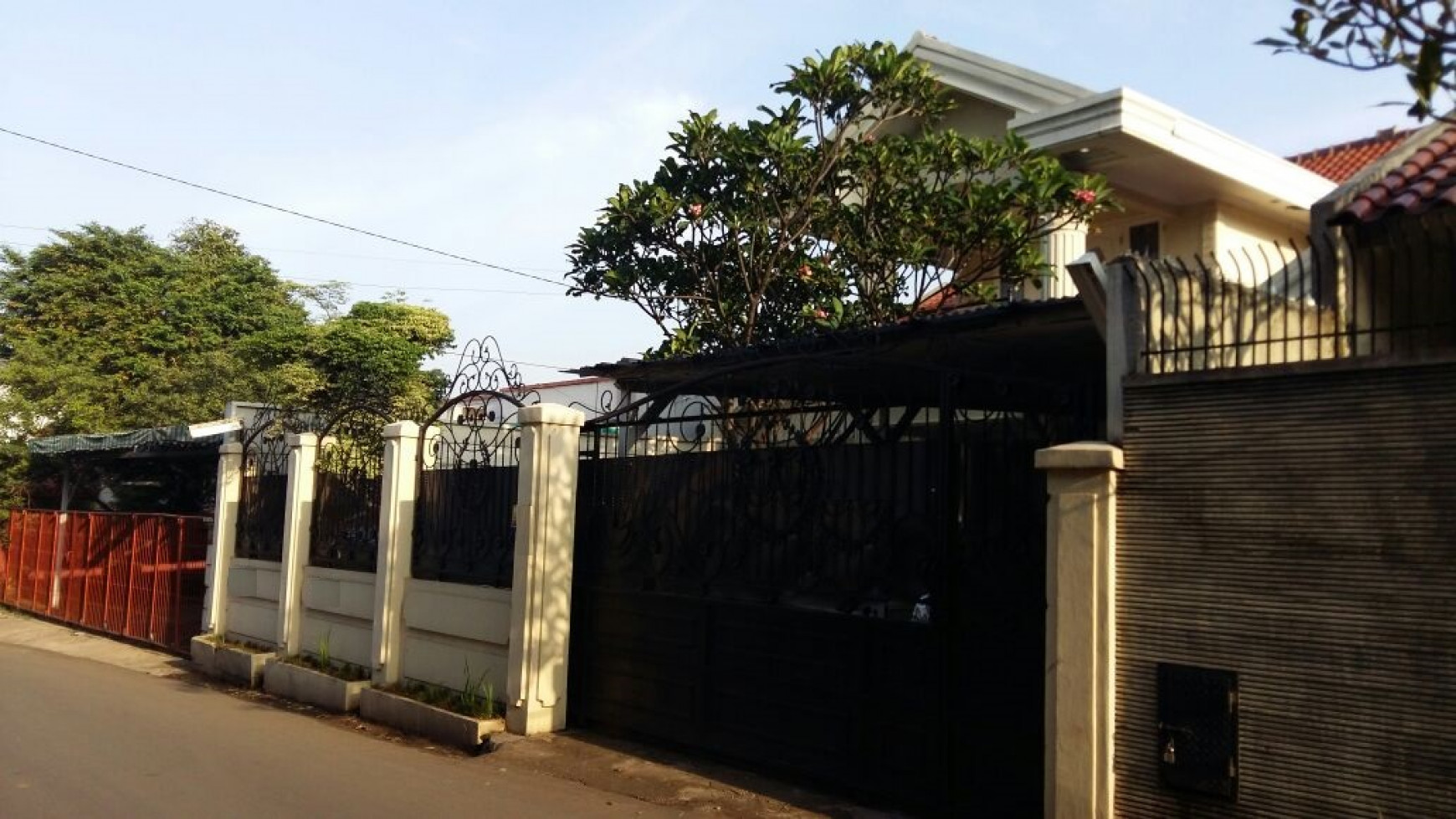 Rumah pinggir jalan,Bagus,siap huni di Pondok Ranji