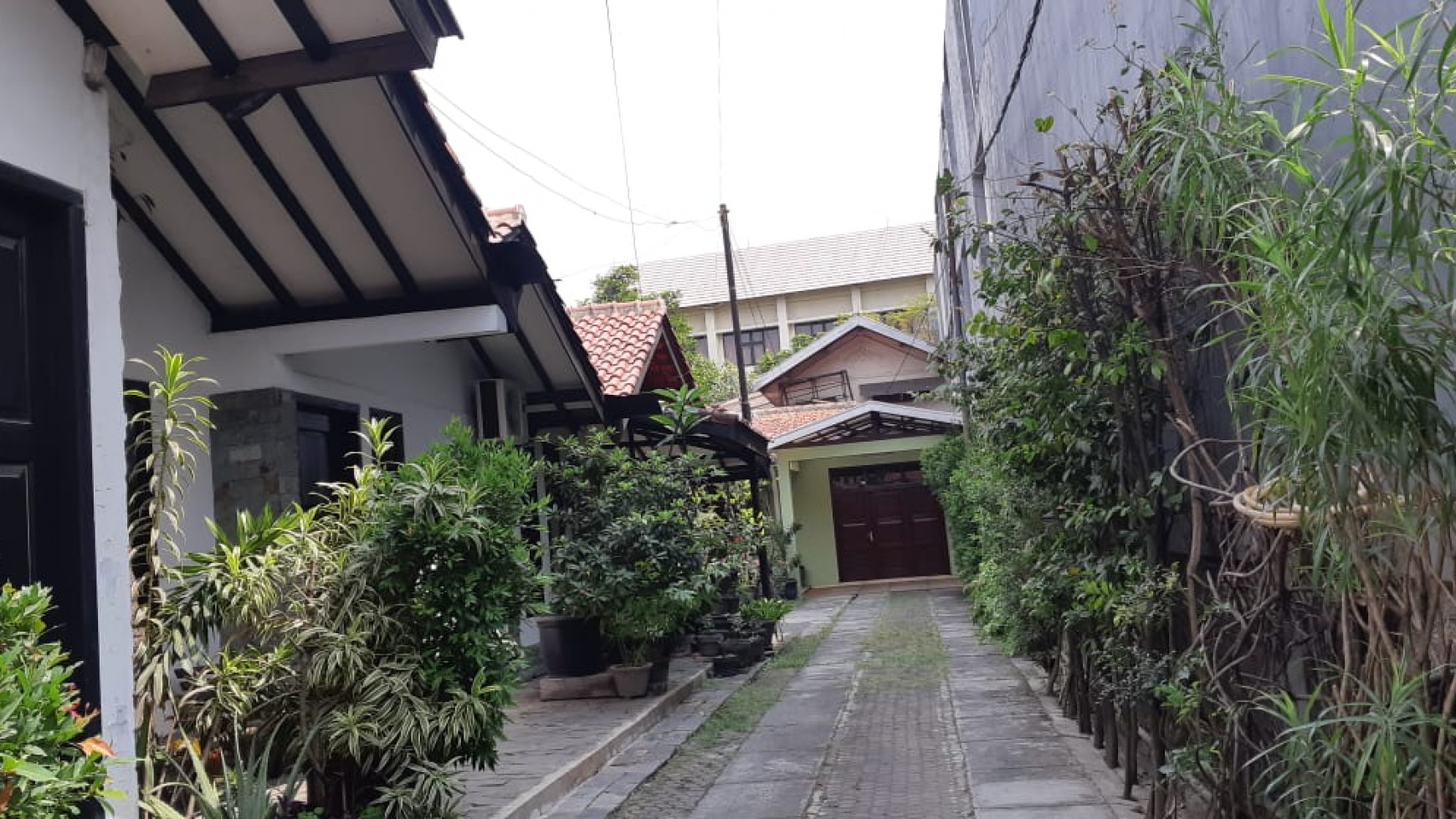 Rumah pinggir jalan, Siap Huni di Pondok Ranj ,i