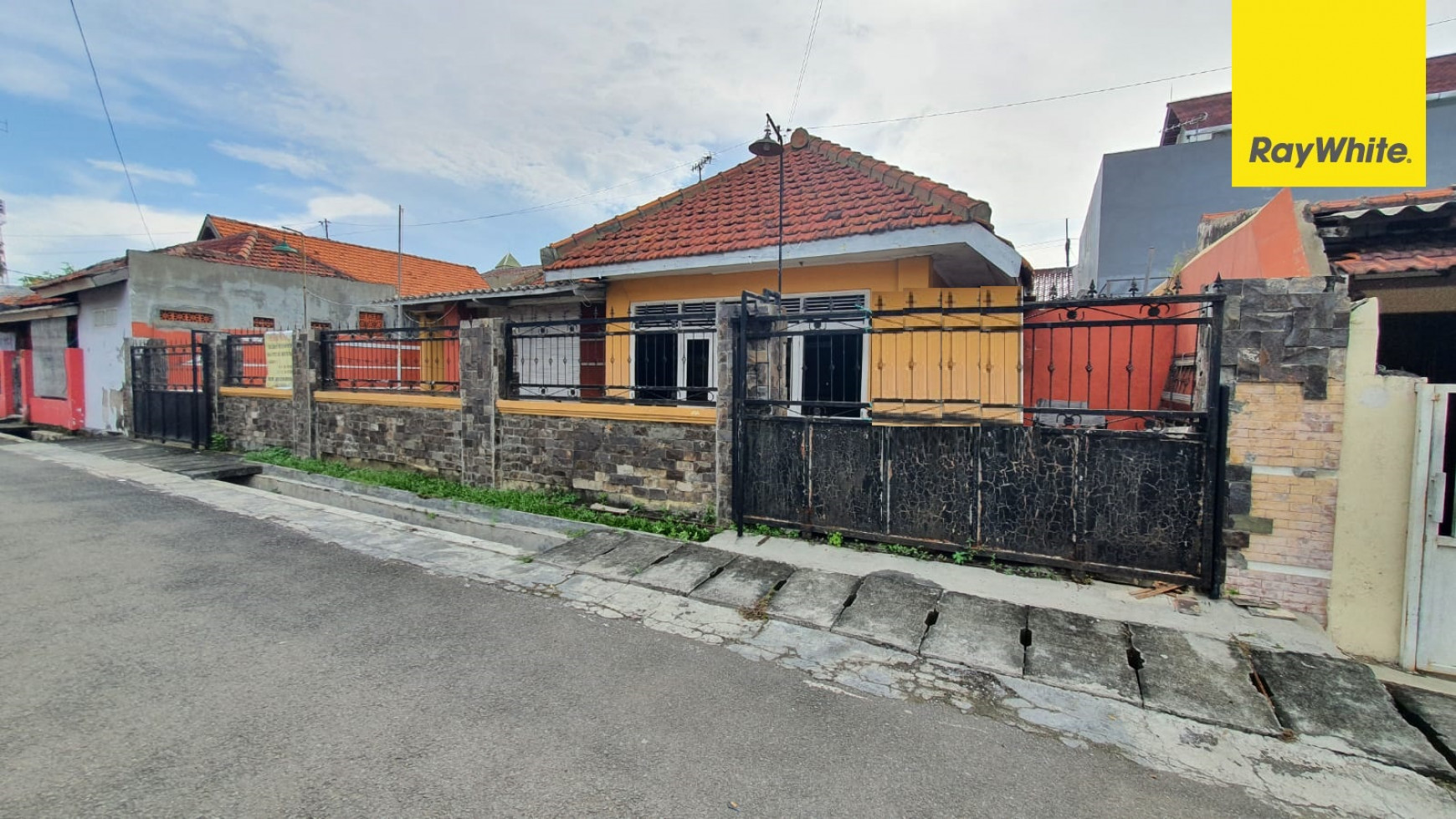 Rumah 2 lantai di Jalan Rowo, Surabaya Pusat