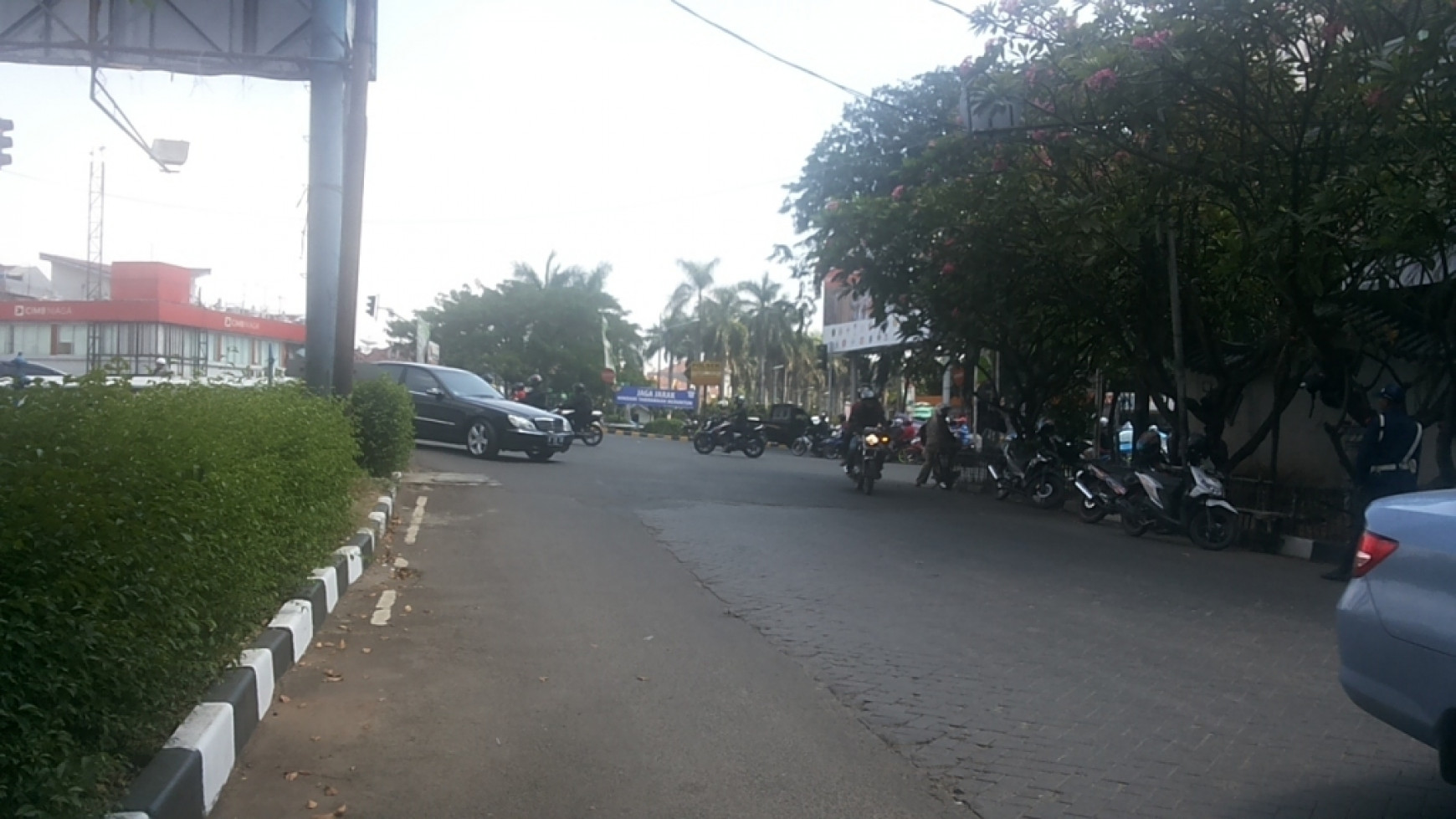 Rumah Strategis, cocok untuk usaha di pinggir jalan utama kelapa gading