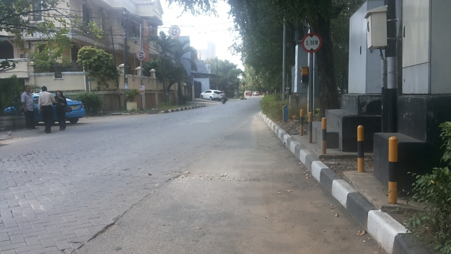 Rumah Strategis, cocok untuk usaha di pinggir jalan utama kelapa gading