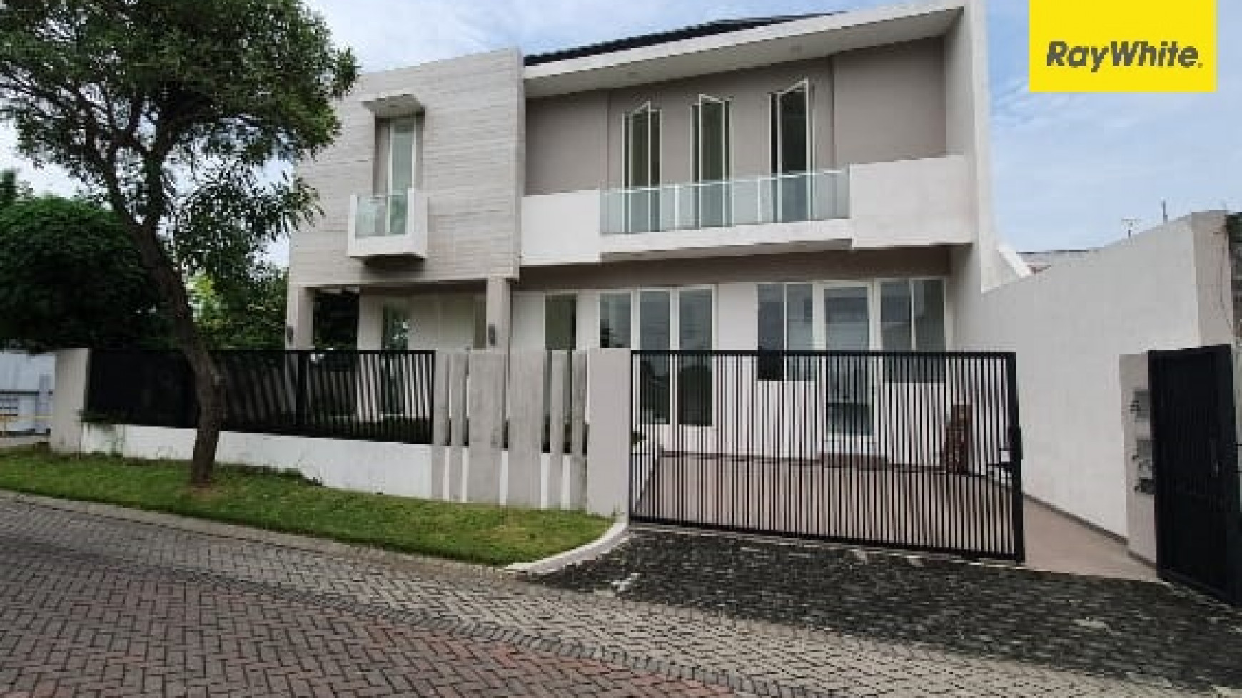 Rumah 2 lantai di Taman Puspa Raya, Surabaya