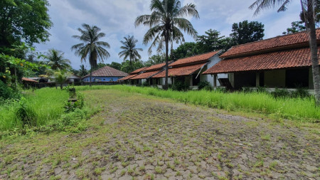 Dijual Villa dengan Tanah Luas di Jl Raya Anyer, Banten