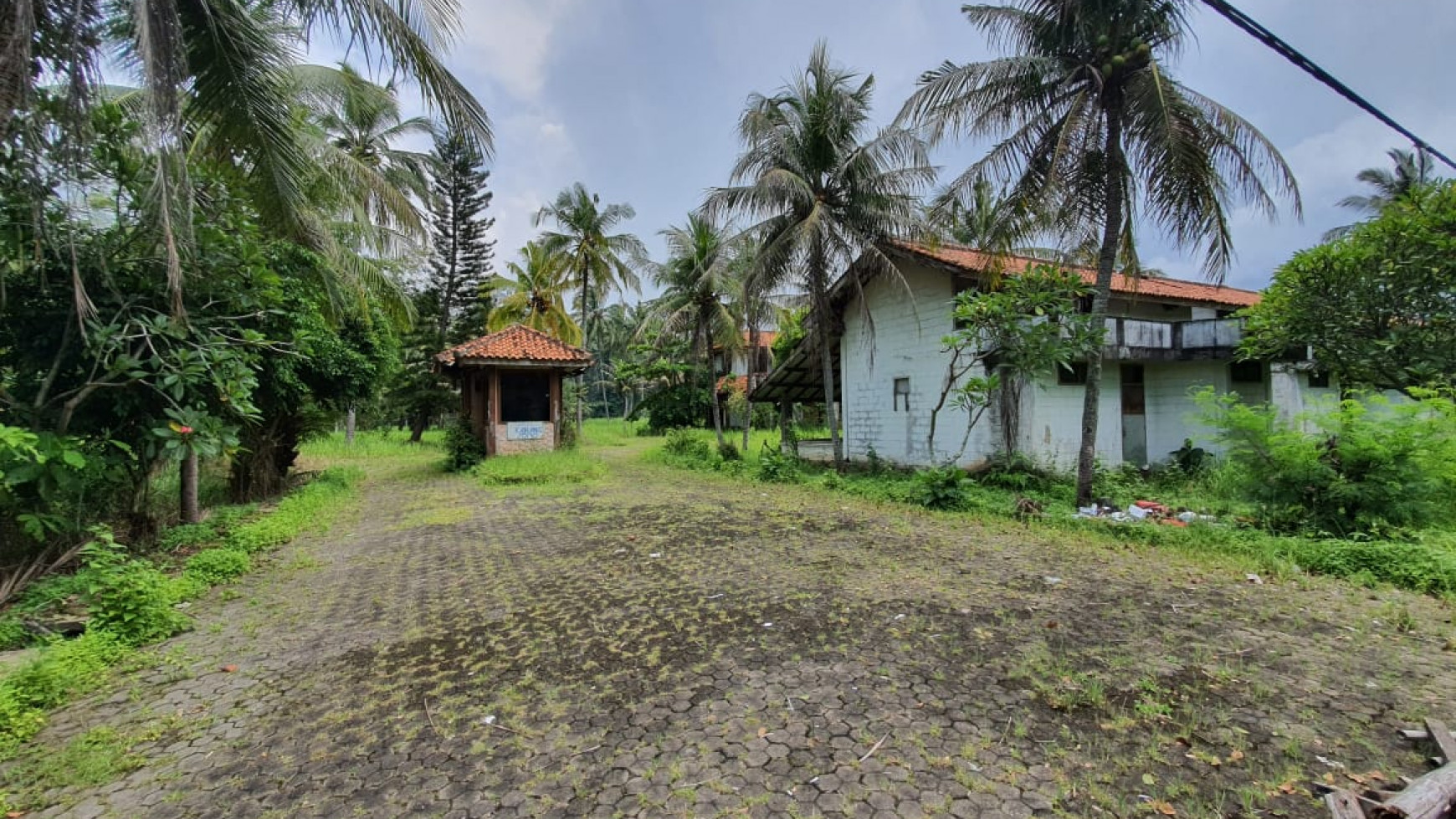 Dijual Villa dengan Tanah Luas di Jl Raya Anyer, Banten