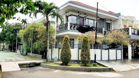 Dijual rumah Hoek 2 lantai di samping lap. basket & taman asri @ Puri Indah, JakBar 